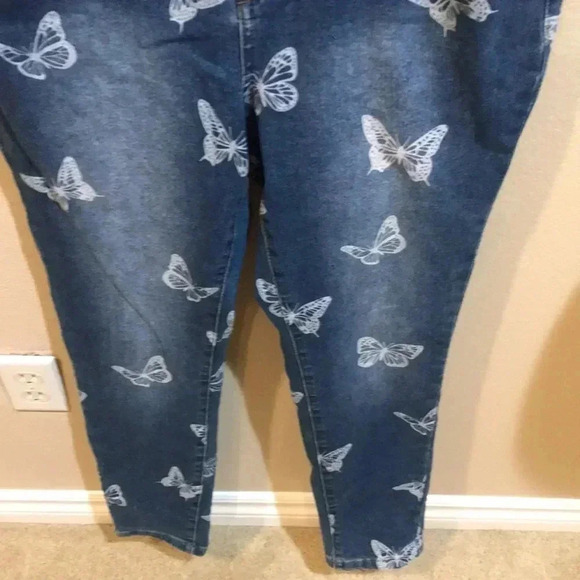 Revelation Skinny Jeans with Butterfly Design 5 Pockets-Size 8 - Picture 3 of 9